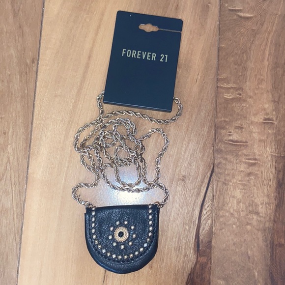 NWT- FOREVER 21 LONG GOLD CHAIN NECKLACE WITH FAUX LEATHER MINI PURSE - Picture 3 of 8
